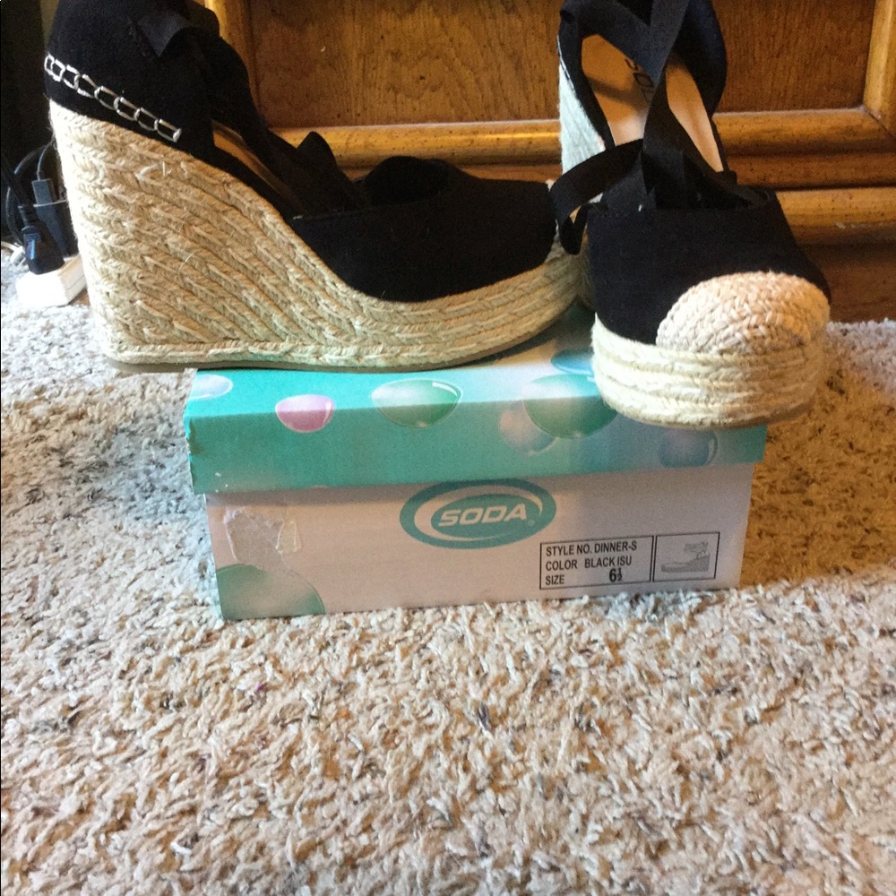 Black wedges